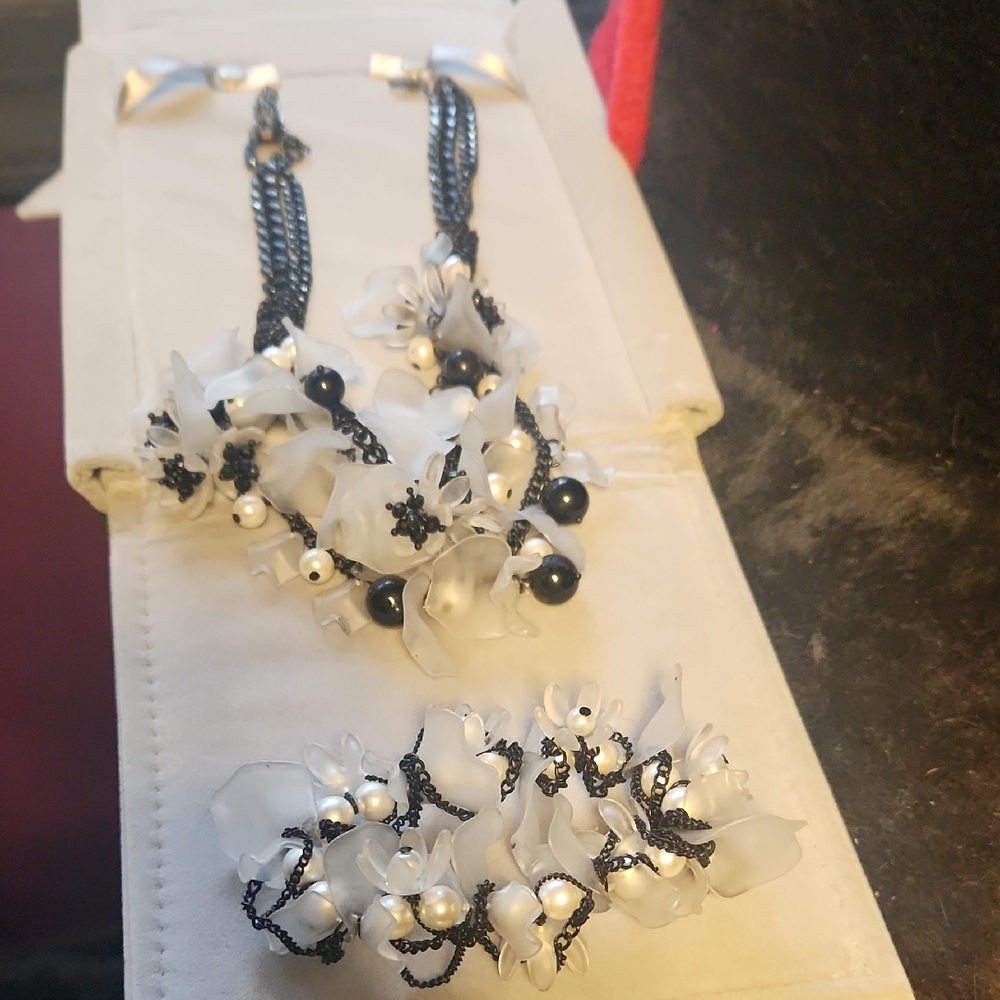 Simply Vera Vera Wang Black and White Floral Jewelry Set